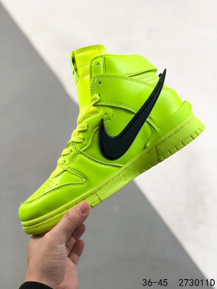 Nike ambushxsb dunk high sb skateboard shoes high top joint royal blue black blue with two colors to show the street temperament. The highlight of the shoe is the side swooshlogo metaphor Item 36-45