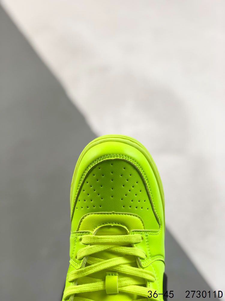 Nike ambushxsb dunk high sb skateboard shoes high top joint royal blue black blue with two colors to show the street temperament. The highlight of the shoe is the side swooshlogo metaphor Item 36-45