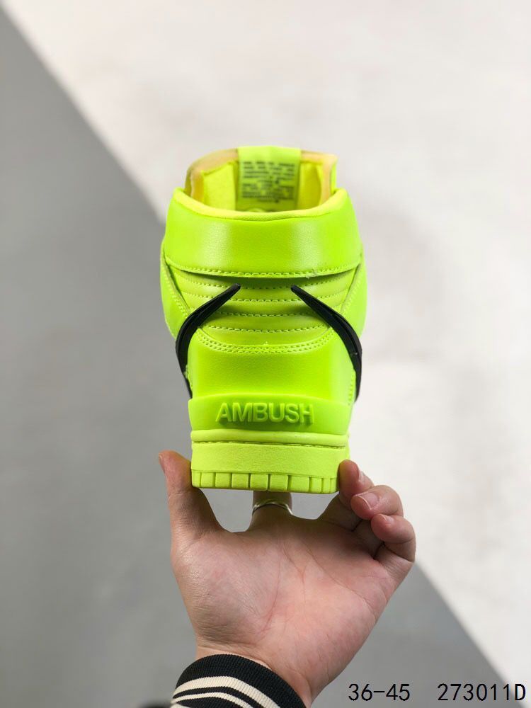 Nike ambushxsb dunk high sb skateboard shoes high top joint royal blue black blue with two colors to show the street temperament. The highlight of the shoe is the side swooshlogo metaphor Item 36-45