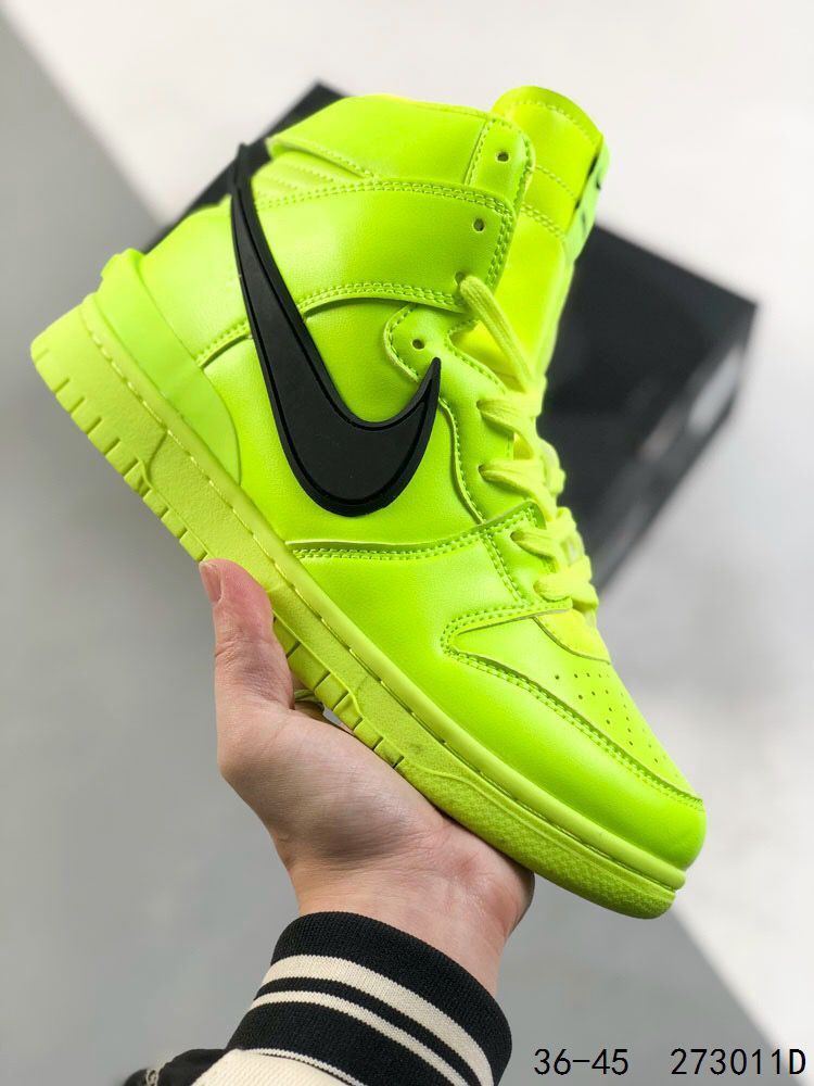 Nike ambushxsb dunk high sb skateboard shoes high top joint royal blue black blue with two colors to show the street temperament. The highlight of the shoe is the side swooshlogo metaphor Item 36-45