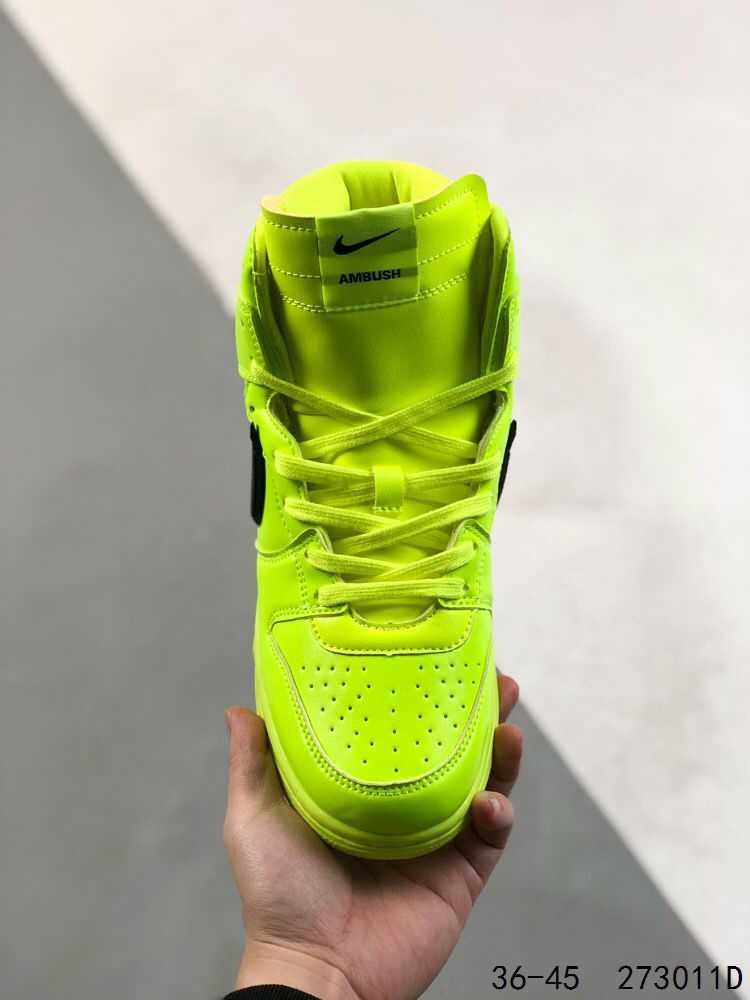 Nike ambushxsb dunk high sb skateboard shoes high top joint royal blue black blue with two colors to show the street temperament. The highlight of the shoe is the side swooshlogo metaphor Item 36-45