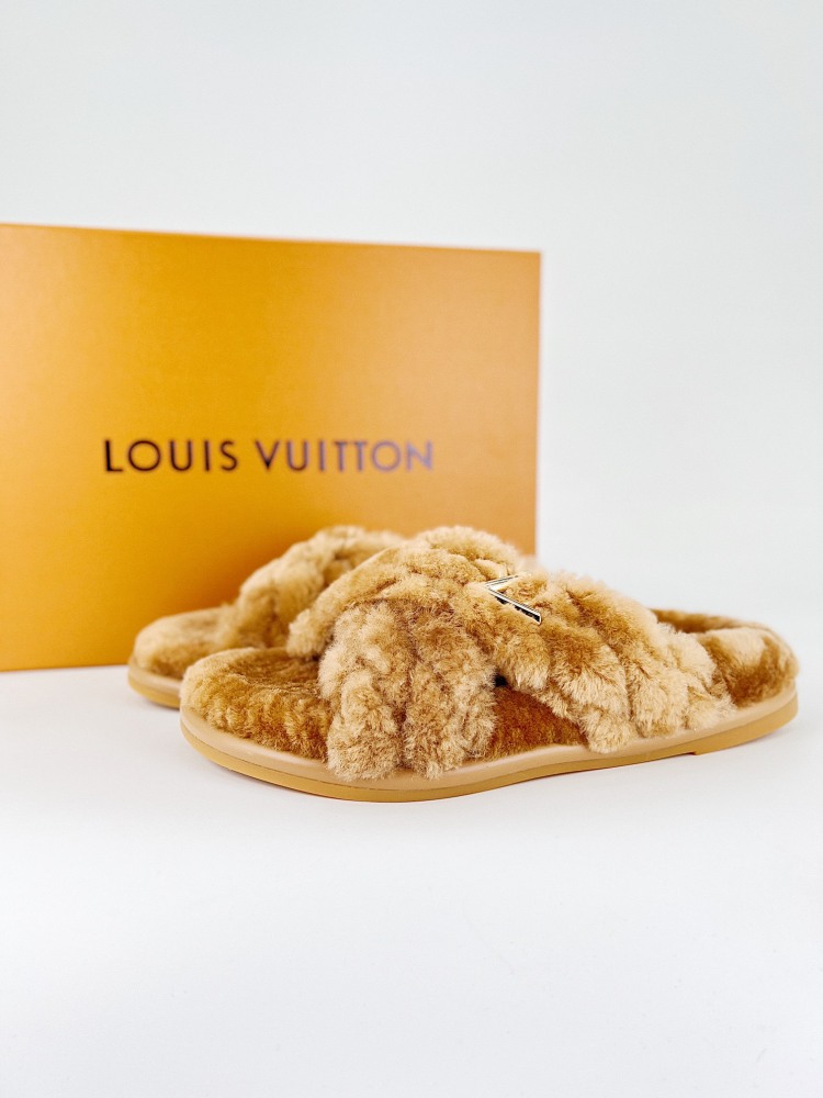 35-41 LOUIS VUITTON light luxury items Louis Vuitton 2024ss The latest autumn/winter new arrival ~ Fluffy shoes semi-mop winterbreak comfert flat slippers LV metal letter button for indoor and outdoor wear