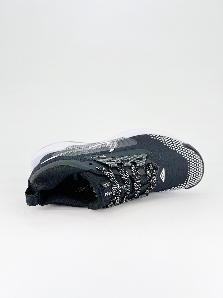 size 39-45 The Nike PEGASUS TRAIL 5 GTX Lunar Running shoes Mesh breathable running shoes combine a fast look with a firm foot feel the heel cover and mid-foot dynamic support are subtly integrated to create a stable and smooth stepping experience using d