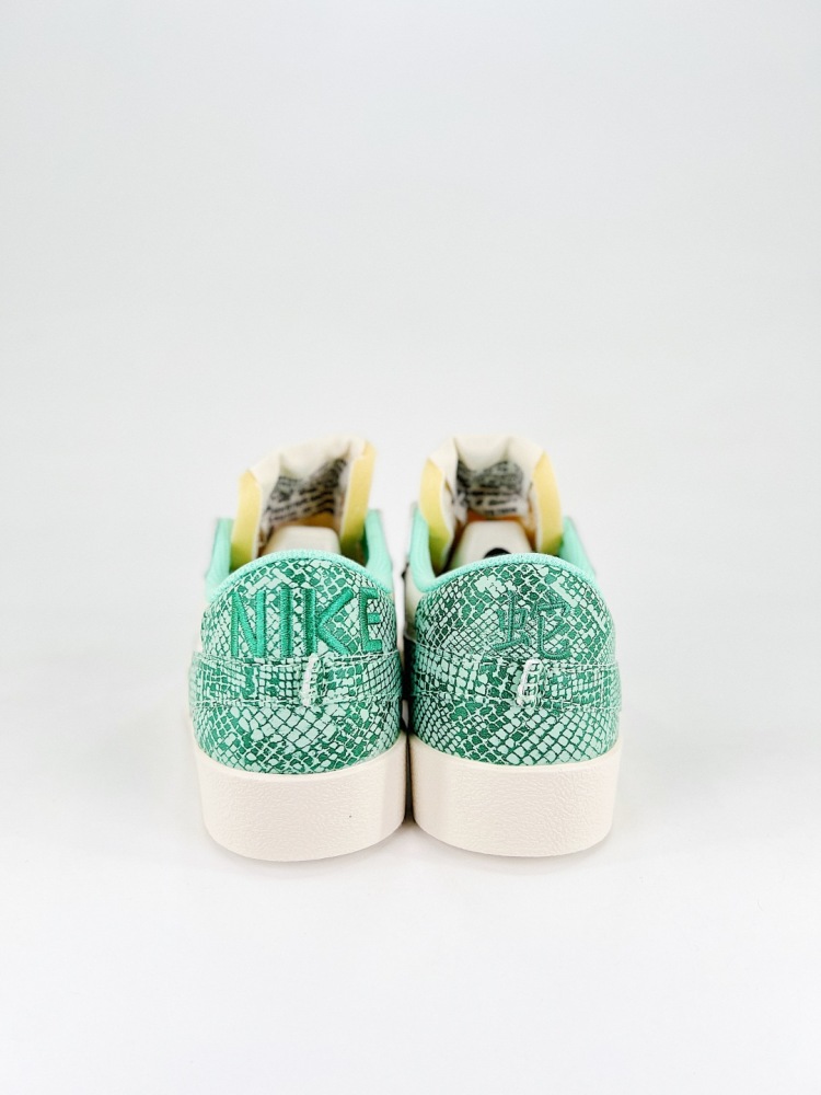 size 36-45 Nike Blazer Low '77 Jumbo Year of the Snake limited new refresh upgrade classic Blazer shoes, large Swoosh highlights the new era of more publicized trend sense, another improvement and upgrade of the classic. Large Swoosh design combined