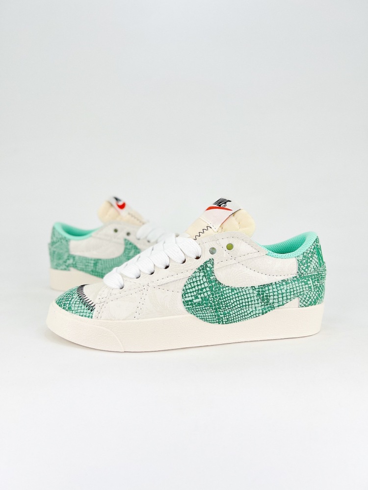 size 36-45 Nike Blazer Low '77 Jumbo Year of the Snake limited new refresh upgrade classic Blazer shoes, large Swoosh highlights the new era of more publicized trend sense, another improvement and upgrade of the classic. Large Swoosh design combined