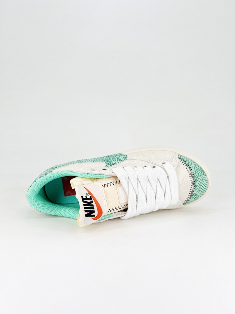 size 36-45 Nike Blazer Low '77 Jumbo Year of the Snake limited new refresh upgrade classic Blazer shoes, large Swoosh highlights the new era of more publicized trend sense, another improvement and upgrade of the classic. Large Swoosh design combined