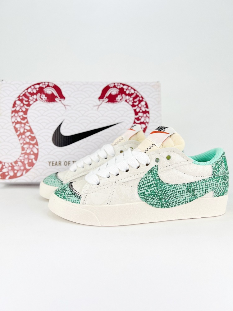 size 36-45 Nike Blazer Low '77 Jumbo Year of the Snake limited new refresh upgrade classic Blazer shoes, large Swoosh highlights the new era of more publicized trend sense, another improvement and upgrade of the classic. Large Swoosh design combined