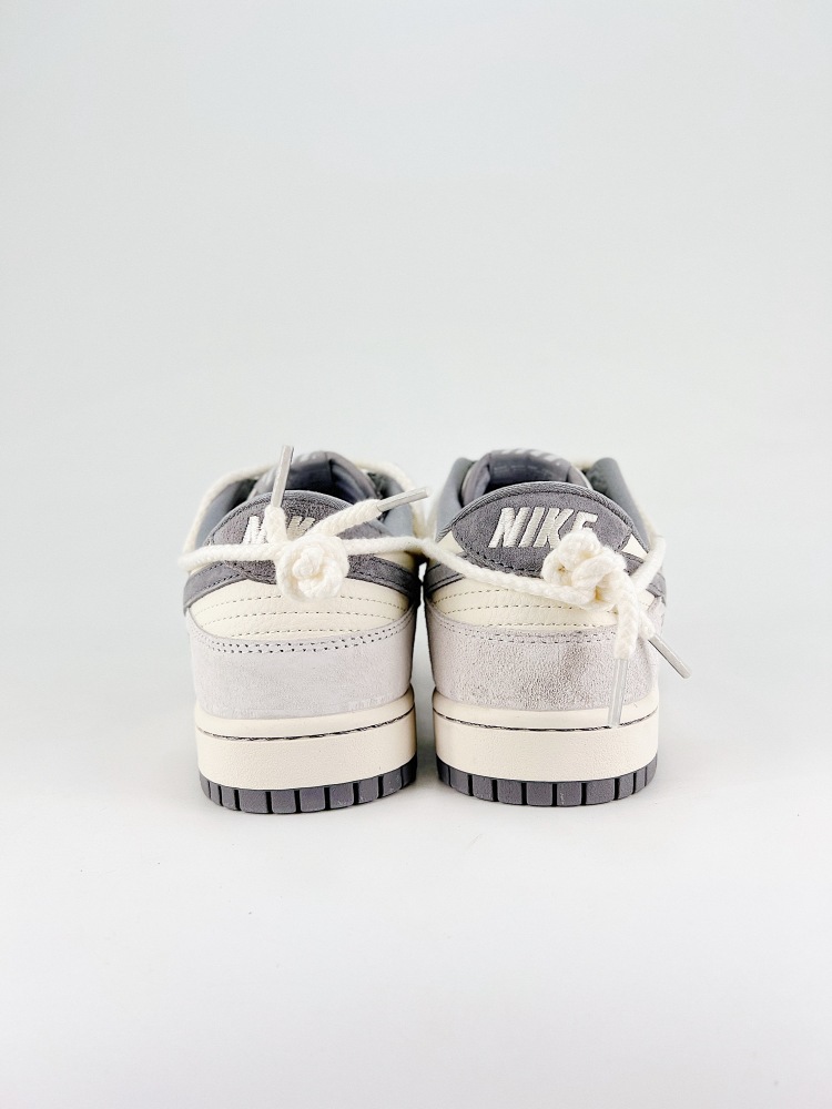 Counter quality size 36-45 LV NIKE DUNK SB LOW SB, as the name suggests, has a classic Dunk blood, but also injected more fashion elements. Compared to common Dunk skate shoes, the modified version of Dunk SB thickens the filling of the shoe tongue for