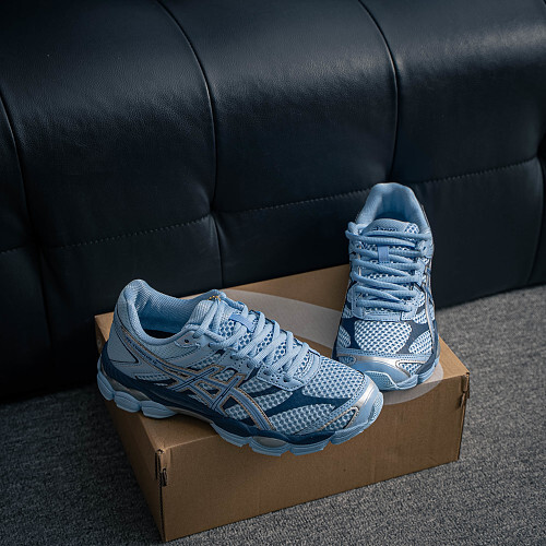 Size 36-45 True Label Gel-Cumulus 16 Anti-slip and Wear-resistant Casual Sports Shoes feature a double-layer jacquard mesh design to enhance the fit and breathability. The heel is equipped with the T-GEL stability system technology, which improves overall