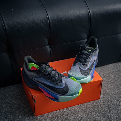 Size 36-45 AS version [NK] Nike ZoomX Invincible Run Flyknit 6 Zoom Fly 6 Lightweight Flyknit Low-top Casual Sports Running Shoes. This shoe is specifically designed for long-distance runners. It is tailored for races and training sessions ranging from 5
