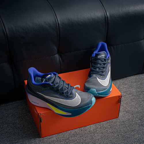 Size 36-41 AS version [NK] Nike ZoomX Invincible Run Flyknit 6 Zoom Fly 6 Lightweight Flyknit Low-top Casual Sports Running Shoes. This shoe is specifically designed for long-distance runners. It is tailored for races and training sessions ranging from 5