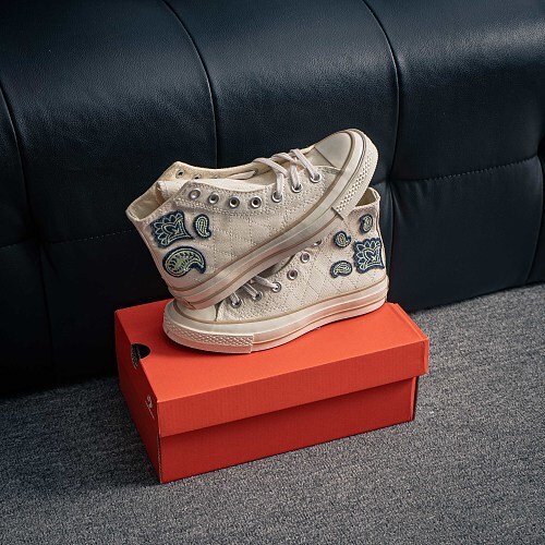 Size 35-44 CONVERSE Official 1970s new seasonal limited edition walnut flower men's and women's high-top shoes. The shoe body features a walnut flower pattern design, combined with diamond-shaped grid stitching technique, adding a sense of three-dimension