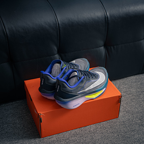 Size 36-41 AS version [NK] Nike ZoomX Invincible Run Flyknit 6 Zoom Fly 6 Lightweight Flyknit Low-top Casual Sports Running Shoes. This shoe is specifically designed for long-distance runners. It is tailored for races and training sessions ranging from 5