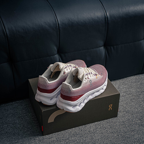 Size 36-45 The On Cloudtilt lightweight sporty casual shoes at the company level offer a very comfortable feel. The sole is soft and has good wraparound properties, making the shoes look longer on the legs. They are versatile for both casual and sports we