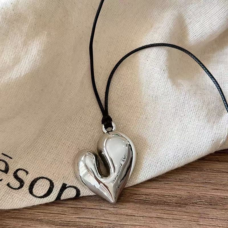 Red Heart Pendant Necklace Vintage 80s Aesthetic Love Inspired Choker New Fashion Romantic Heart Necklace for Women