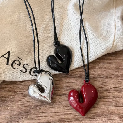 Red Heart Pendant Necklace Vintage 80s Aesthetic Love Inspired Choker New Fashion Romantic Heart Necklace for Women