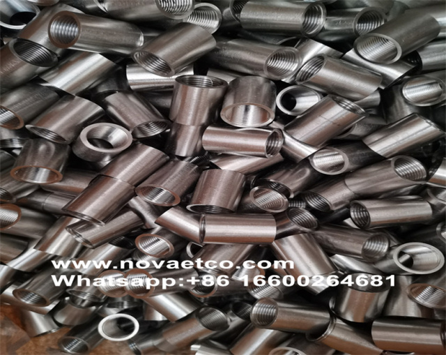 Mehrere Größen von Rohrschellen und Fittings mit doppeltem Gewinde