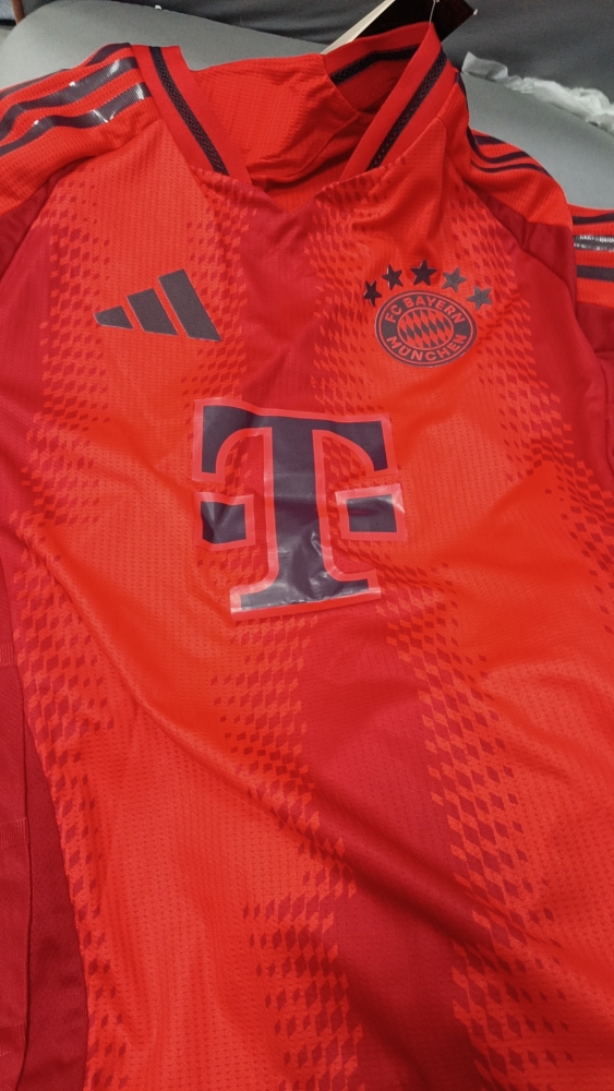 24/25 players Bayern home