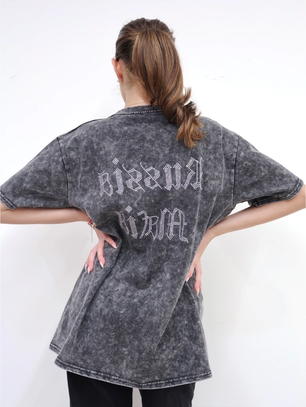 T-shirt casual estiva oversize a spalla cadente con stampa a lettere.