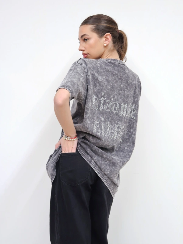 T-shirt casual estiva oversize a spalla cadente con stampa a lettere.