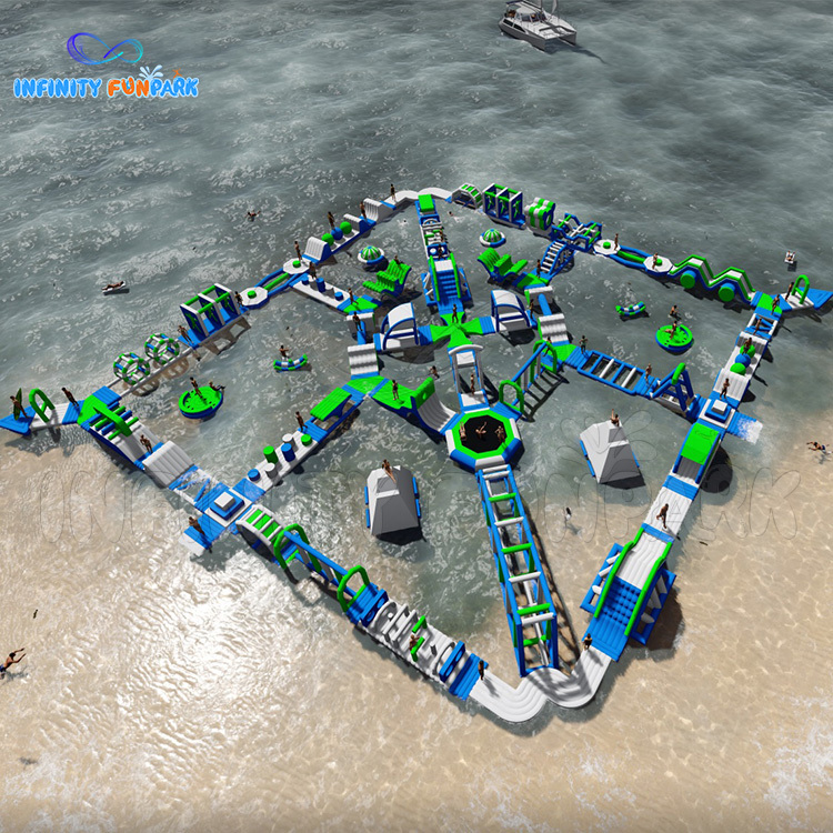 Parque acuático inflable flotante con capacidad para 150 personas en el agua para juegos