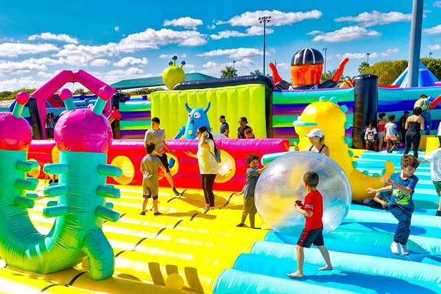 Giant inflatable slide structure
