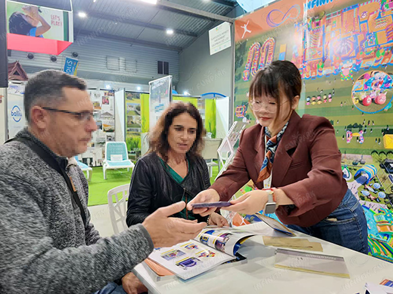 Document exchange and business agreement discussion at exhibition