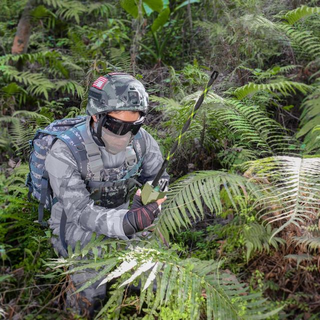 Bingfu Dual Band VHF UHF 136-520MHz 18.7 inch Foldable Camouflage CS Tactical SMA Female Ham Radio Antenna for BaoFeng UV-5R UV-82 BF-F8HP  Wouxun HYT Handheld Two Way Radio Walkie Talkie