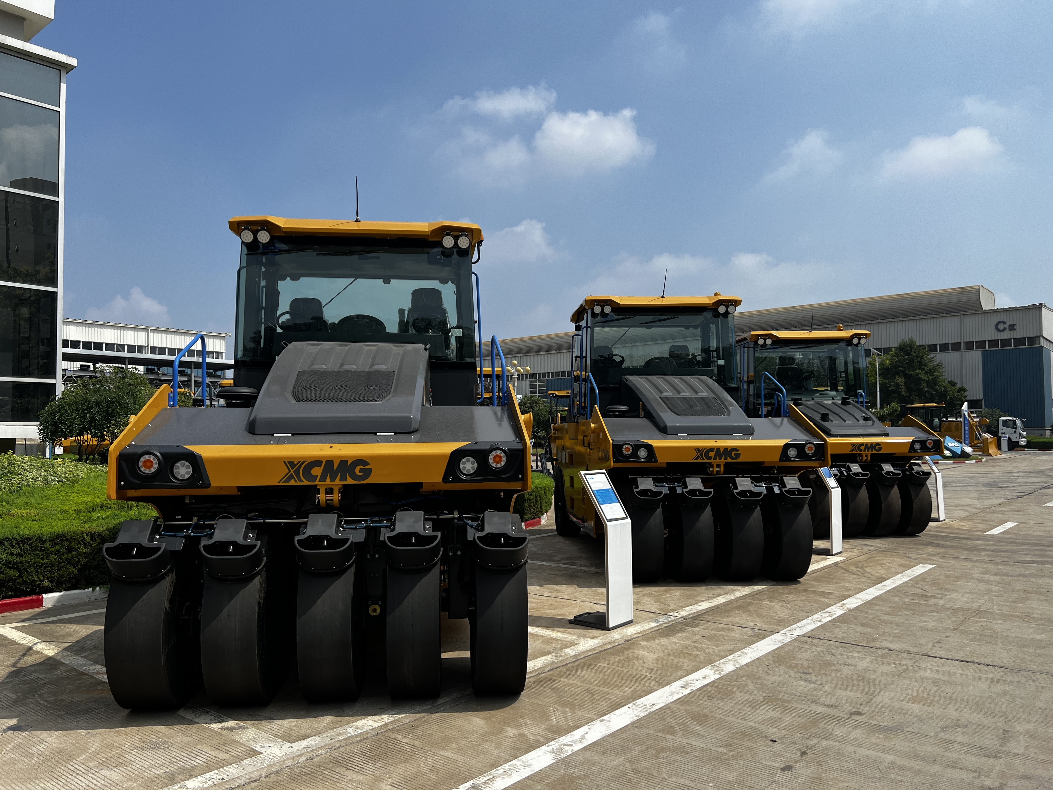 PNEUMATIC ROAD ROLLER XP163