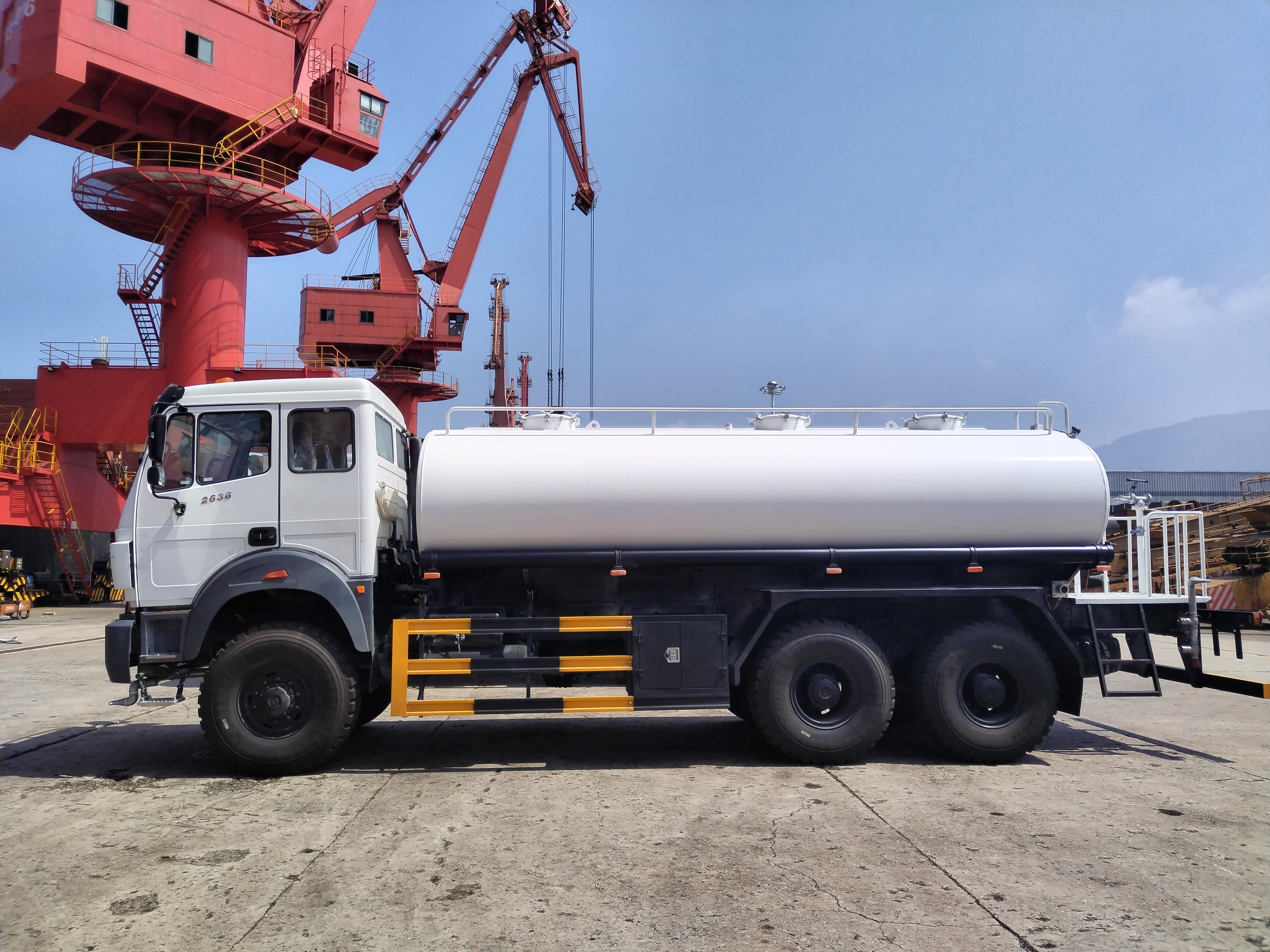 BEIBEN 6*6 WATER TANK TRUCK 15000L