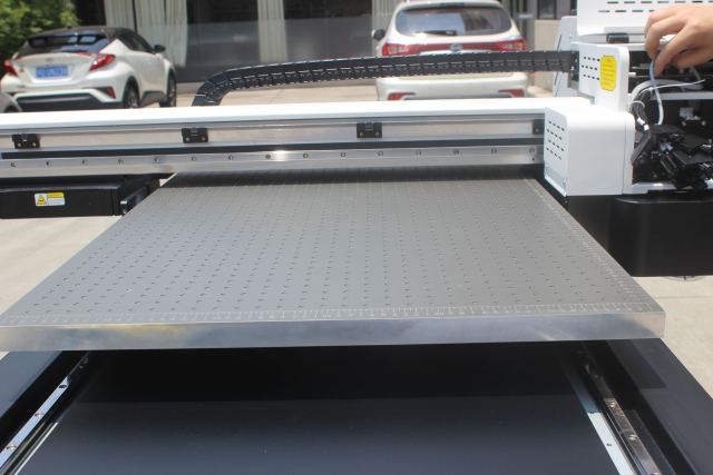 Factory Direct 6090 Small Format UV Flatbed Printer With Varnish For Phone Case Bottle Pen Printing Machine uv printer