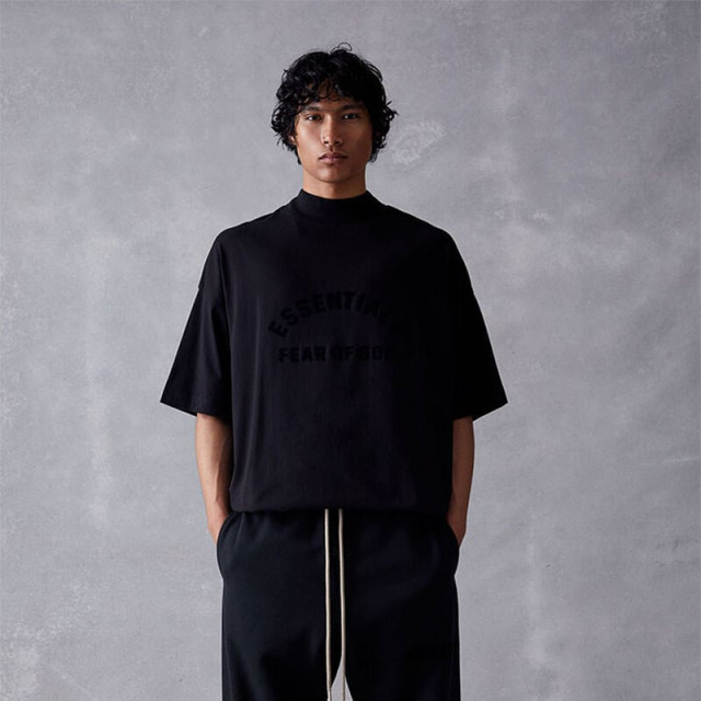 SS23 Black Core Collection Essentials S-Shirt