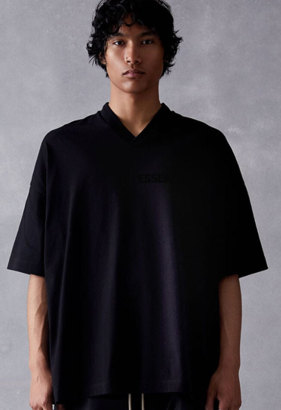 SS23 V-neck S-shirt Black Core Collection Essentials S-Shirt
