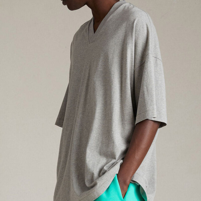 SS24 V-neck Essentials S-Shirt