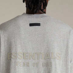 SS24 V-neck Essentials S-Shirt