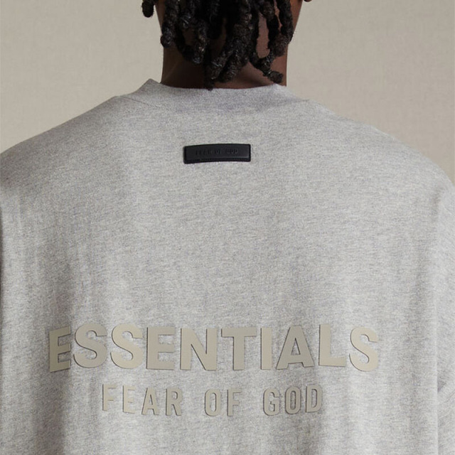 SS24 V-neck Essentials S-Shirt