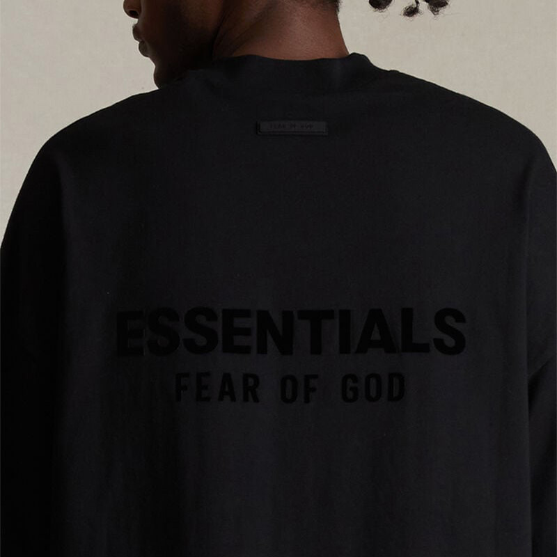 SS24 V-neck Essentials S-Shirt