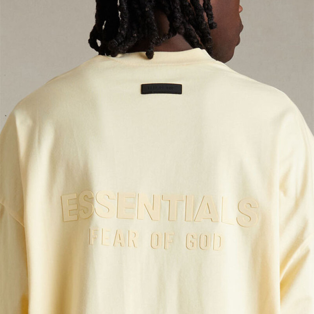 SS24 V-neck Essentials S-Shirt