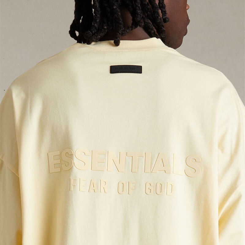 SS24 V-neck Essentials S-Shirt