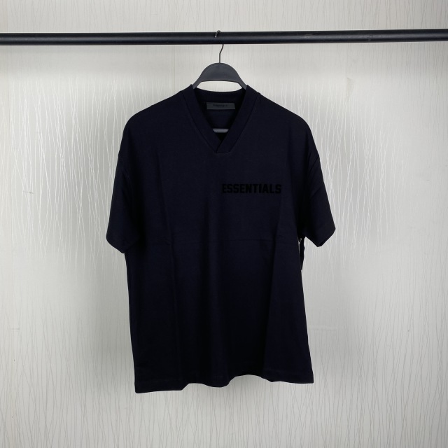 SS23 V-neck S-shirt Black Core Collection Essentials S-Shirt