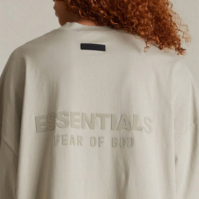 SS24 V-neck Essentials S-Shirt