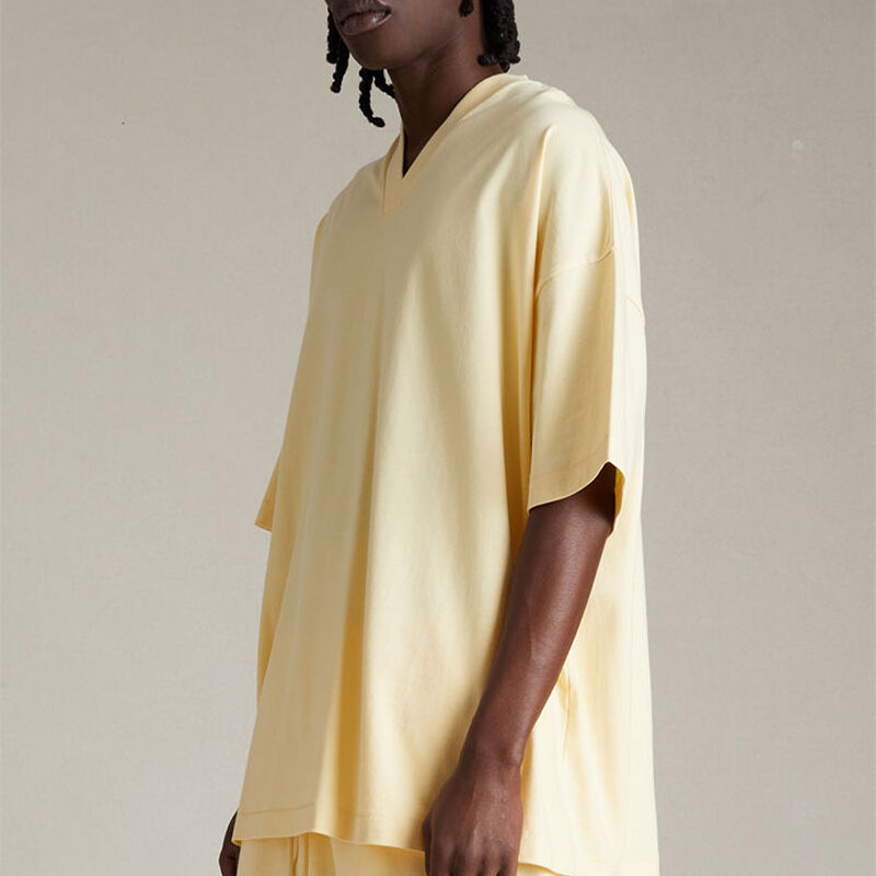 SS24 V-neck Essentials S-Shirt