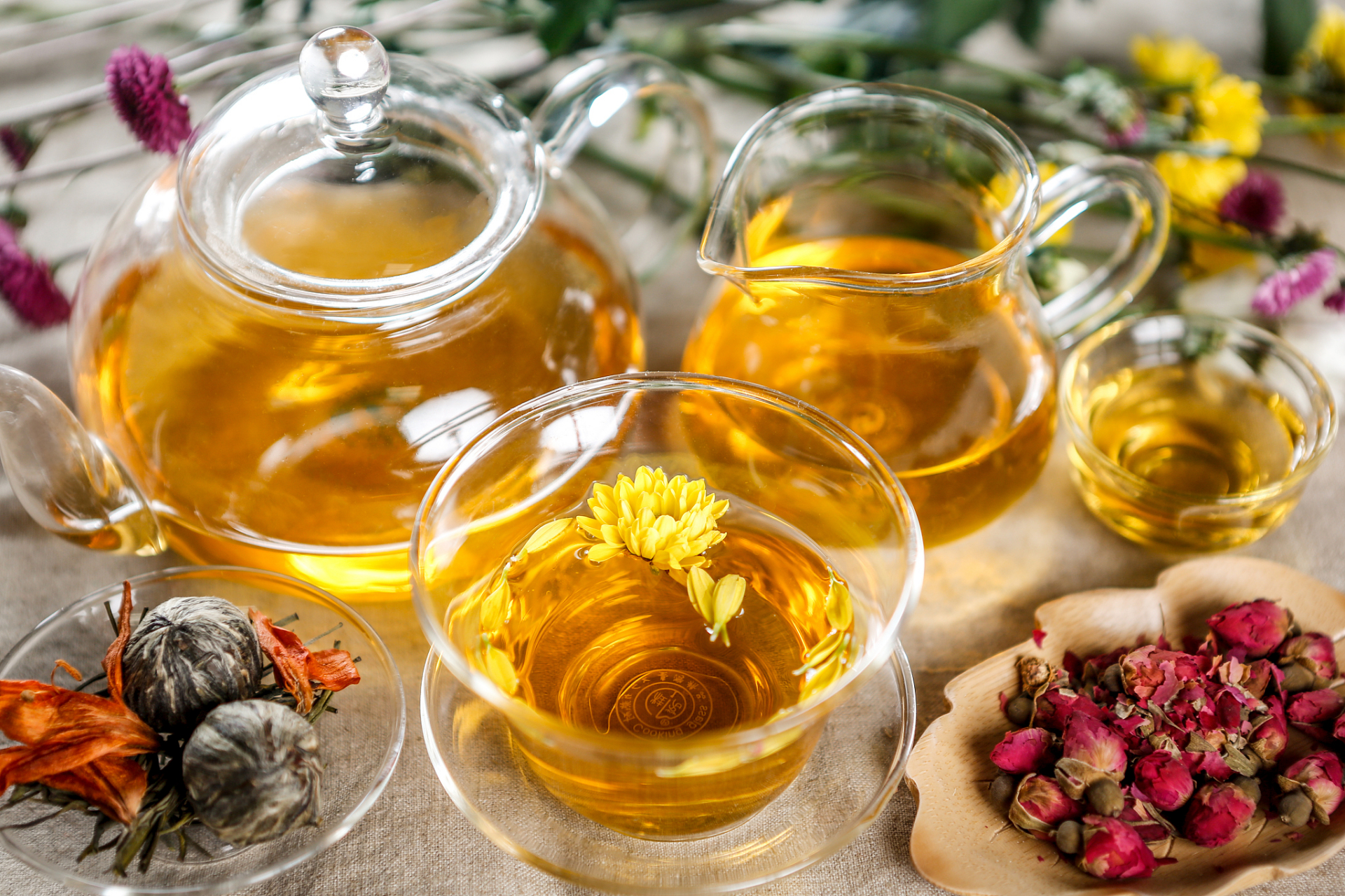 Chrysanthemum and wolfberry tea: blue light defense &middot; Save screen muscles
