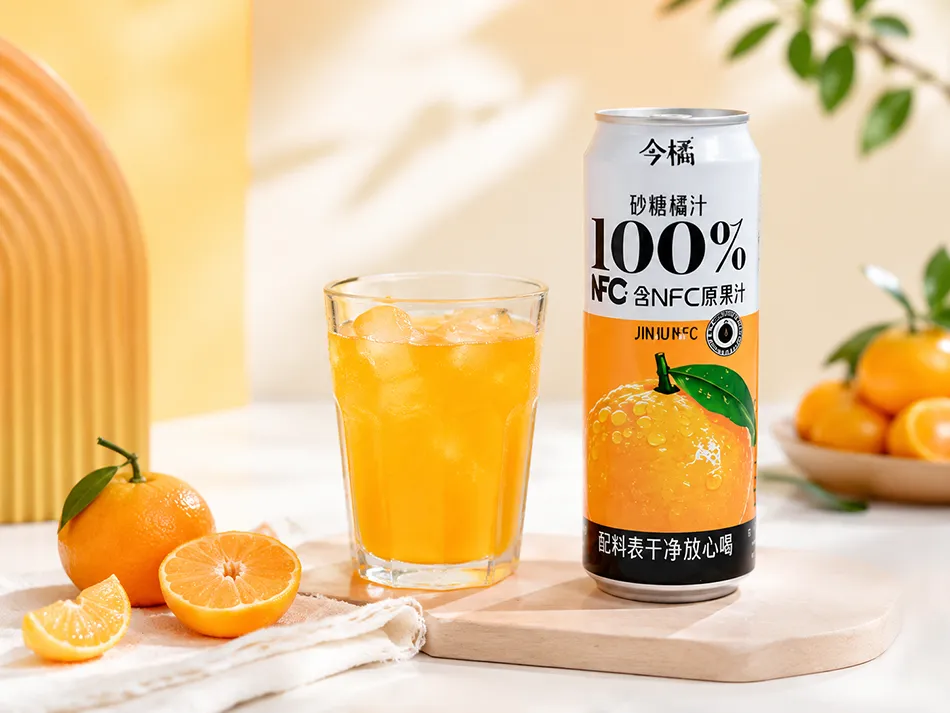 Jinju 500ml Satsuma mandarin beverage can with mandarins and a serving glass