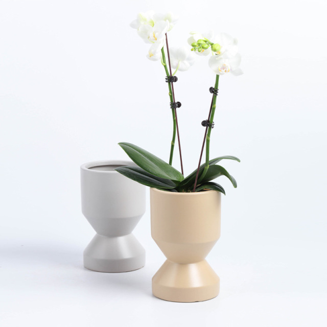 Ceramic plant pot with matte glaze