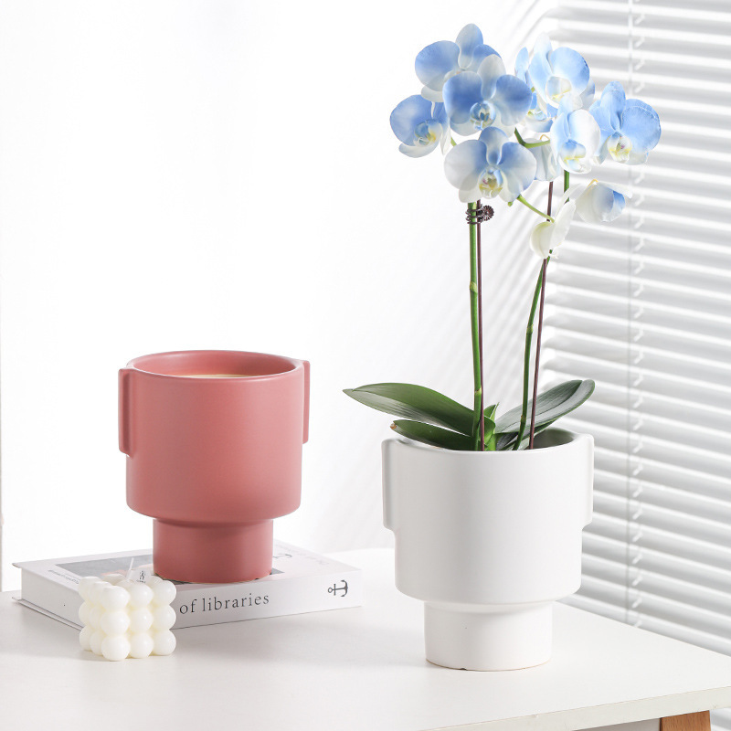 Ceramic plant pot with matte glaze