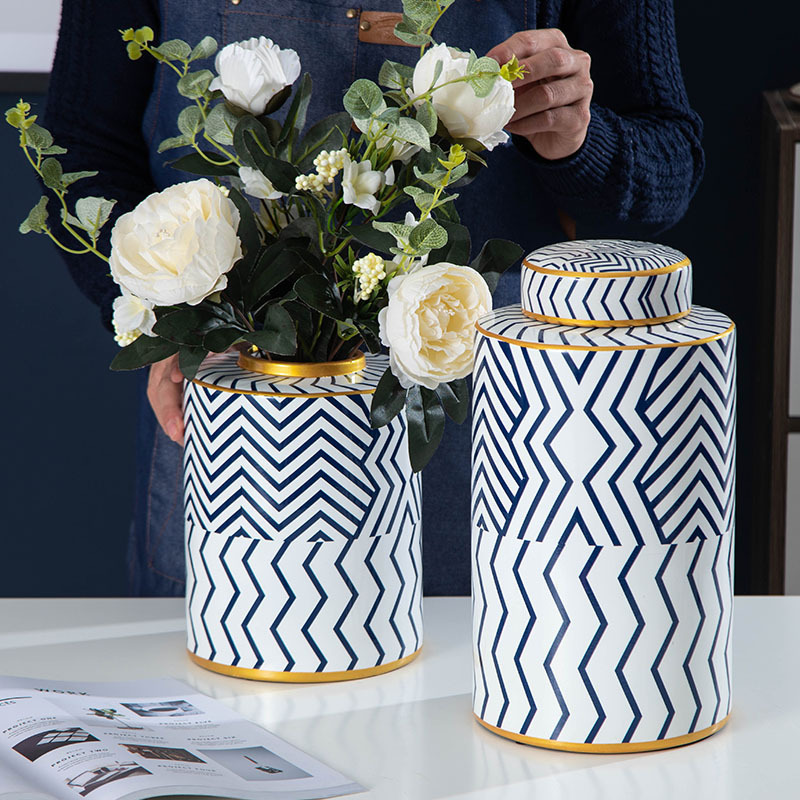 JLHX113 Blue and white home decoration ceramic vase with lid with hand painted gold rim