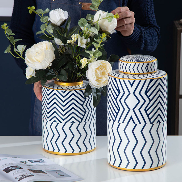 JLHX113 Blue and white home decoration ceramic vase with lid with hand painted gold rim