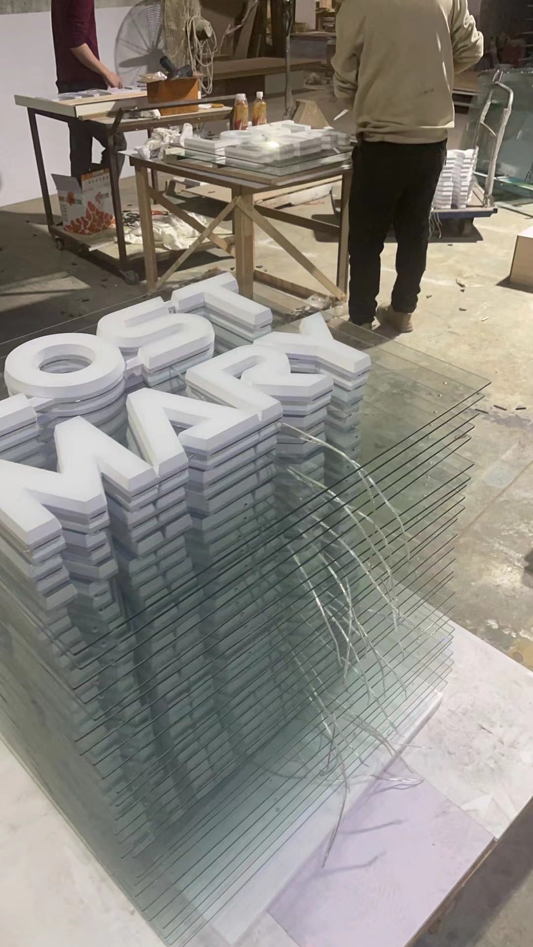 3D illuminated signs