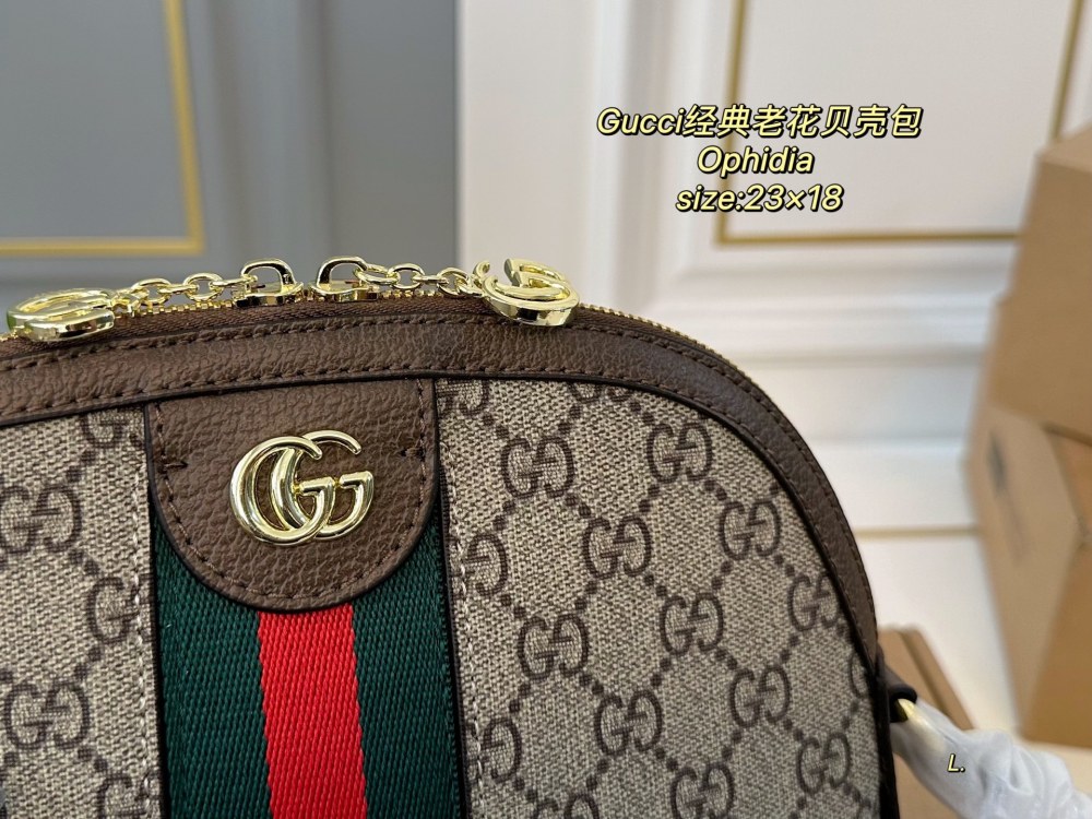 Classic vintage shell bag with a dome shaped design